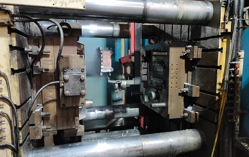 壓鑄成型，機器人取件