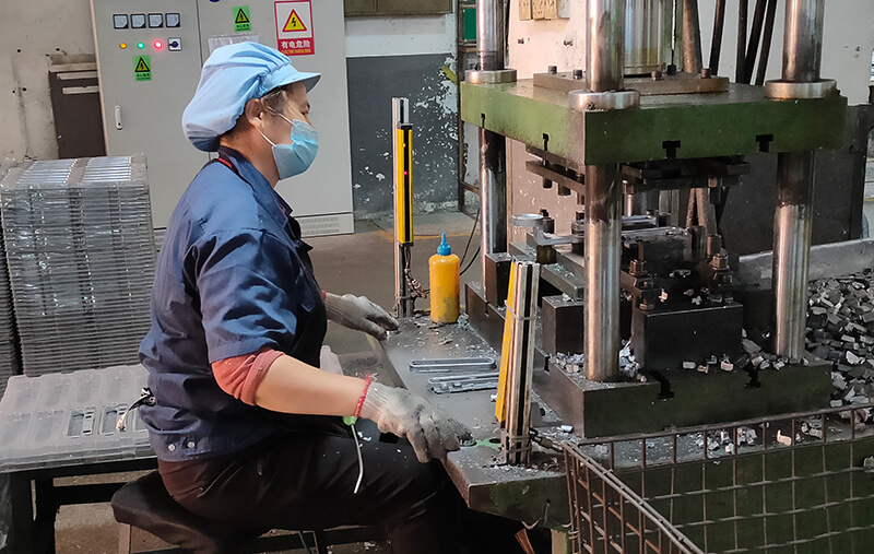 鑄件整平，切邊