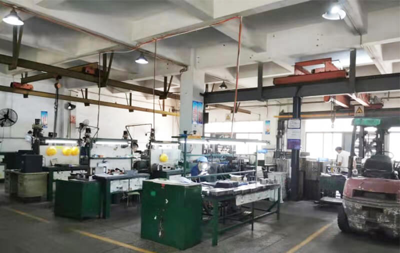 模房：線(xiàn)切割機，火花機，銑床，大磨床，精雕機共30臺。