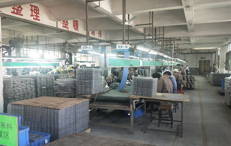 加工課：?jiǎn)屋S鉆床，整形線(xiàn)，去披鋒線(xiàn)，多軸鉆孔機，拉砂機，攻牙機，打磨線(xiàn)，甩干機等共55臺。